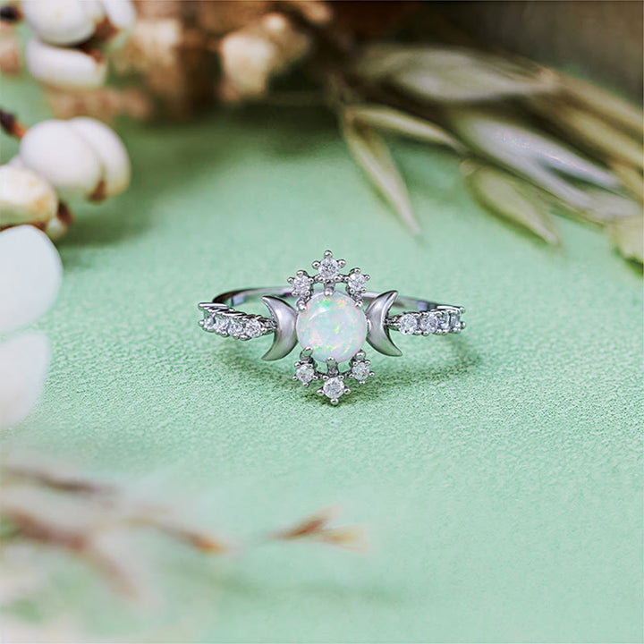 Anillo Olivenorma con ópalo blanco y circonita blanca, triple luna y diosa
