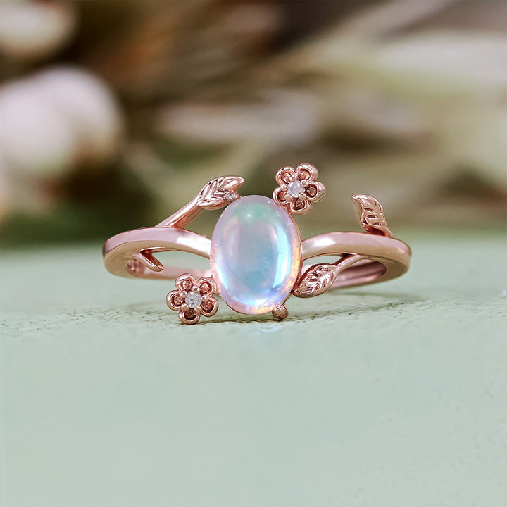 Anillo de flor de vid con piedra lunar de talla ovalada de Olivenorma
