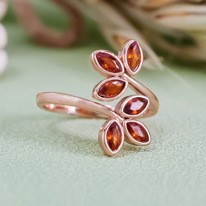 Anillo ajustable con forma de hoja de granate Olivenorma