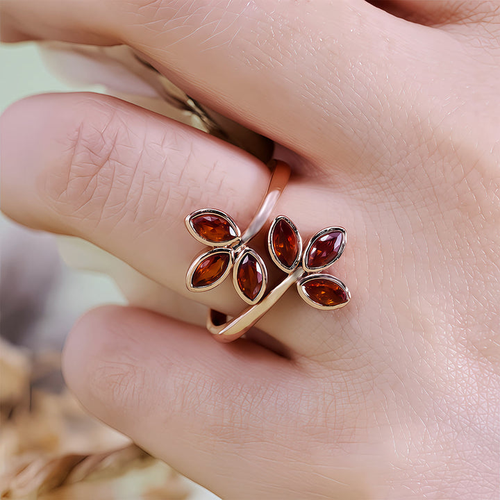 Anillo ajustable con forma de hoja de granate Olivenorma