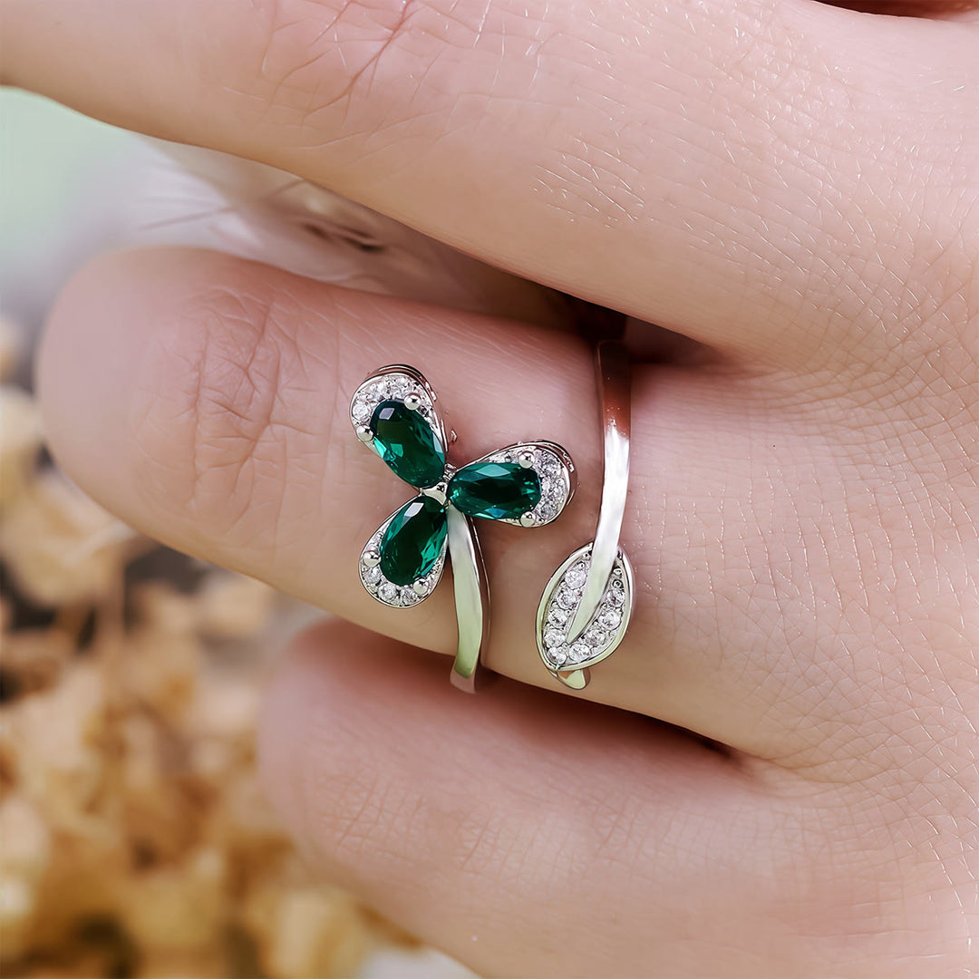 Anillo ajustable Olivenorma con trébol y circonita blanca esmeralda