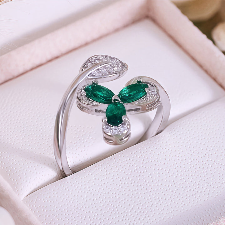 Anillo ajustable Olivenorma con trébol y circonita blanca esmeralda