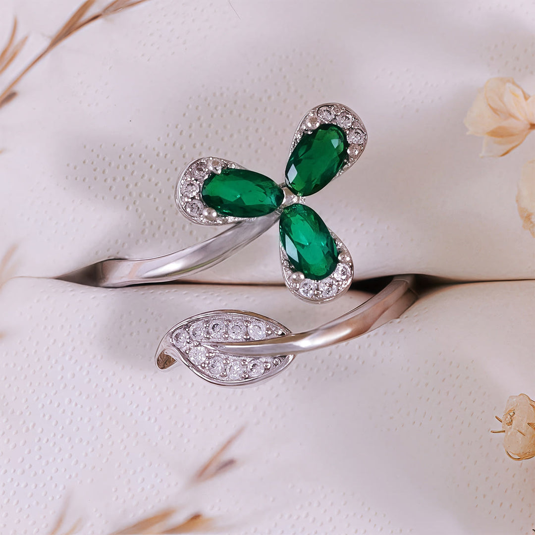 Anillo ajustable Olivenorma con trébol y circonita blanca esmeralda