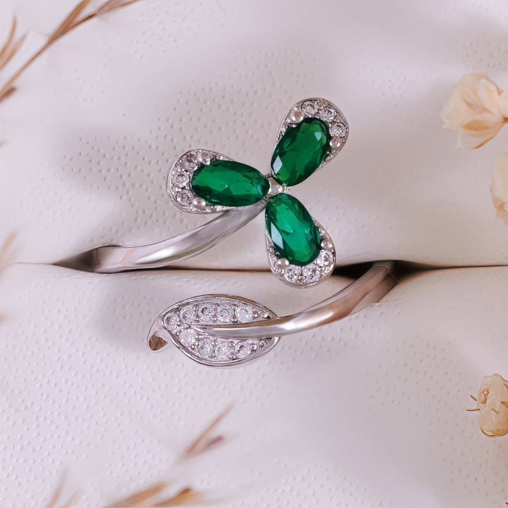 Anillo ajustable Olivenorma con trébol y circonita blanca esmeralda
