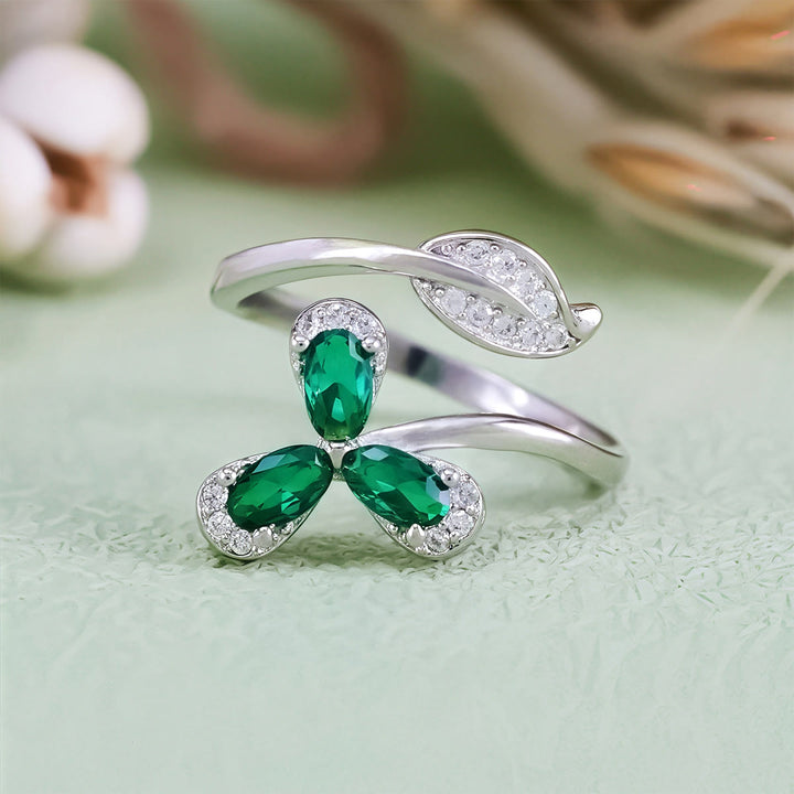Anillo ajustable Olivenorma con trébol y circonita blanca esmeralda