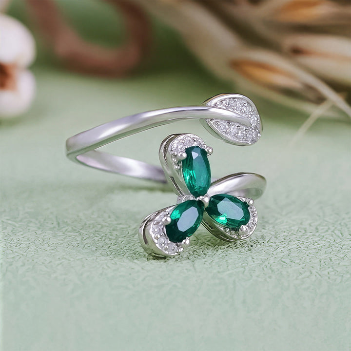 Anillo ajustable Olivenorma con trébol y circonita blanca esmeralda