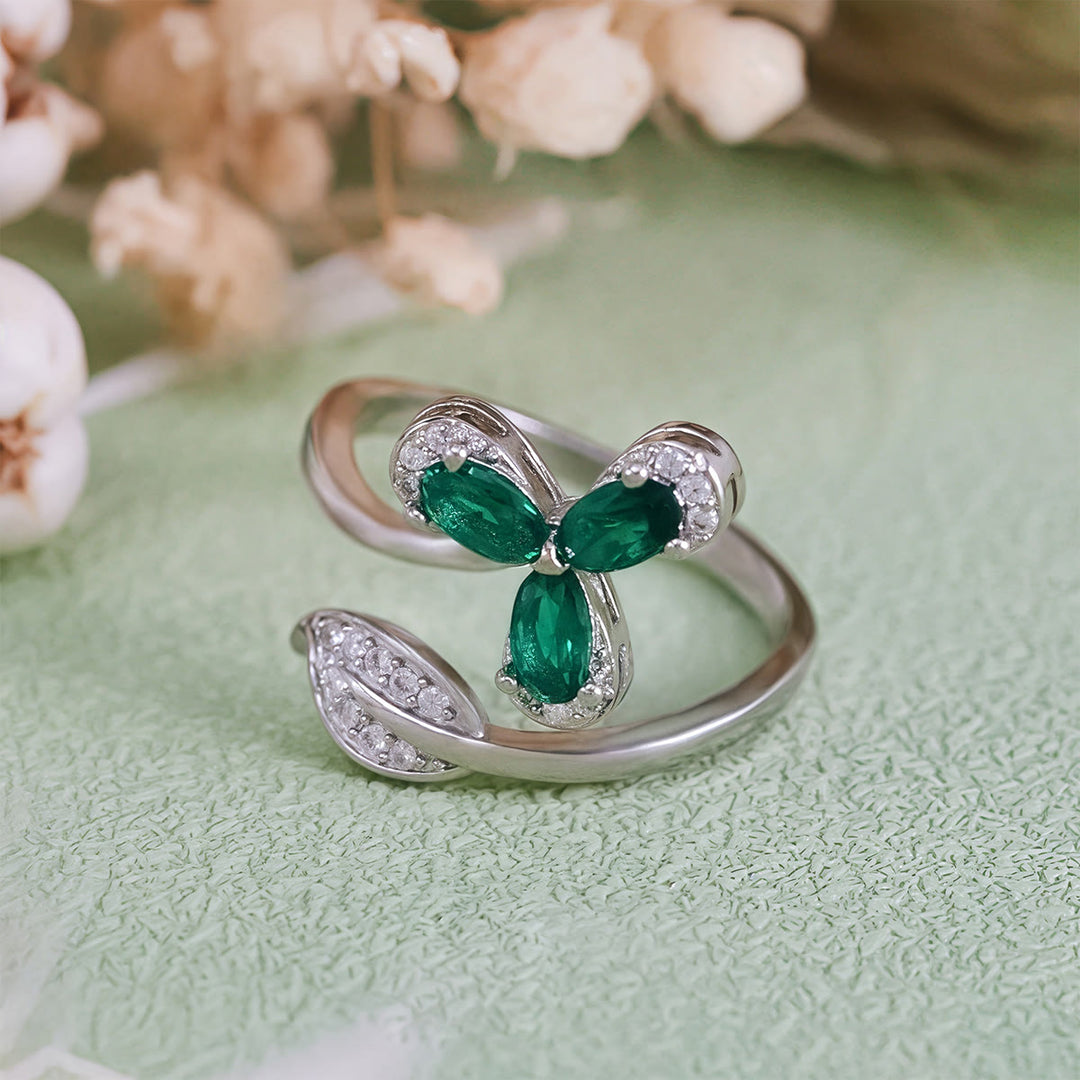 Anillo ajustable Olivenorma con trébol y circonita blanca esmeralda