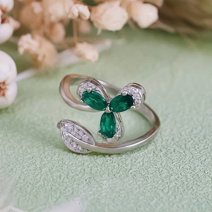 Anillo ajustable Olivenorma con trébol y circonita blanca esmeralda