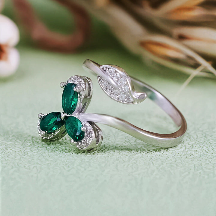 Anillo ajustable Olivenorma con trébol y circonita blanca esmeralda