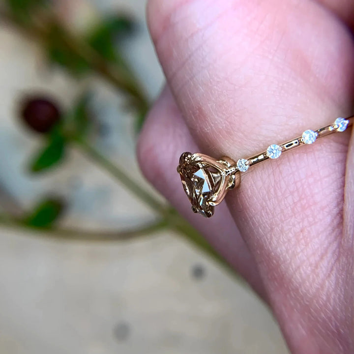 Anillo de cuarzo ahumado de corte ovalado delicado de Olivenorma