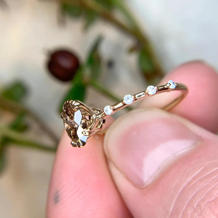 Anillo de cuarzo ahumado de corte ovalado delicado de Olivenorma