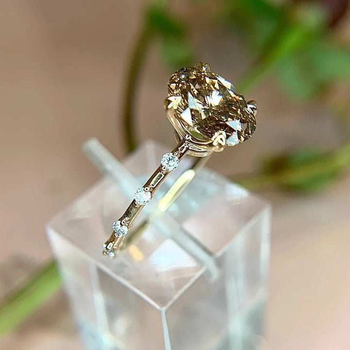Anillo de cuarzo ahumado de corte ovalado delicado de Olivenorma