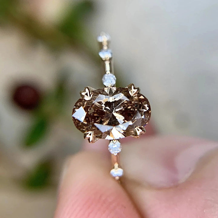 Anillo de cuarzo ahumado de corte ovalado delicado de Olivenorma