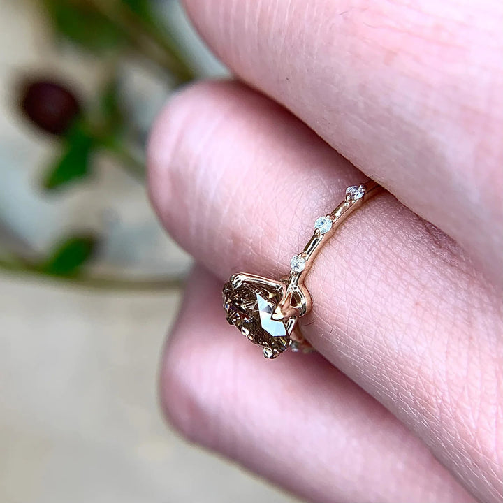 Anillo de cuarzo ahumado de corte ovalado delicado de Olivenorma
