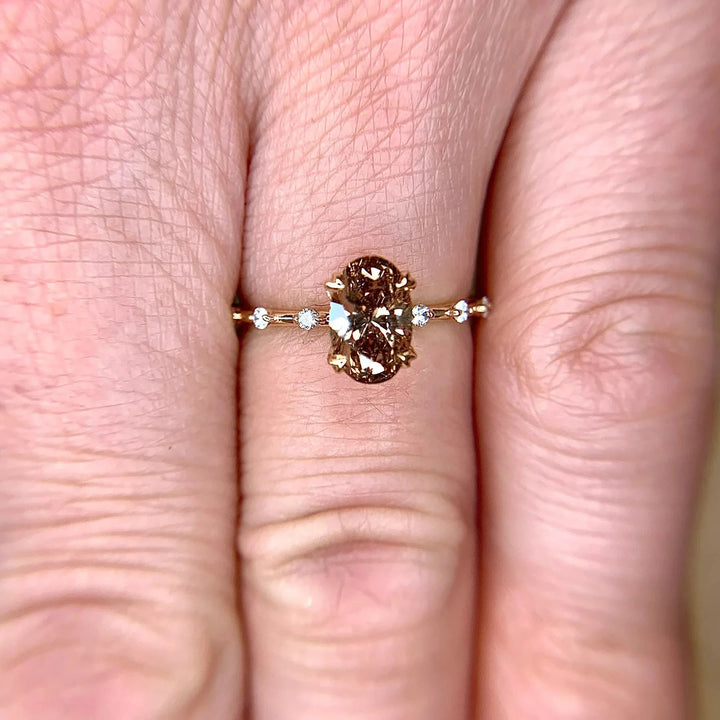 Anillo de cuarzo ahumado de corte ovalado delicado de Olivenorma