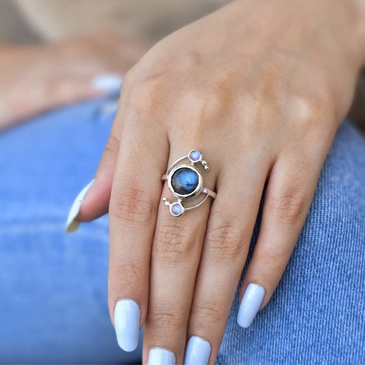 Anillo de aleación con diseño de satélite envolvente de labradorita natural de Olivenorma