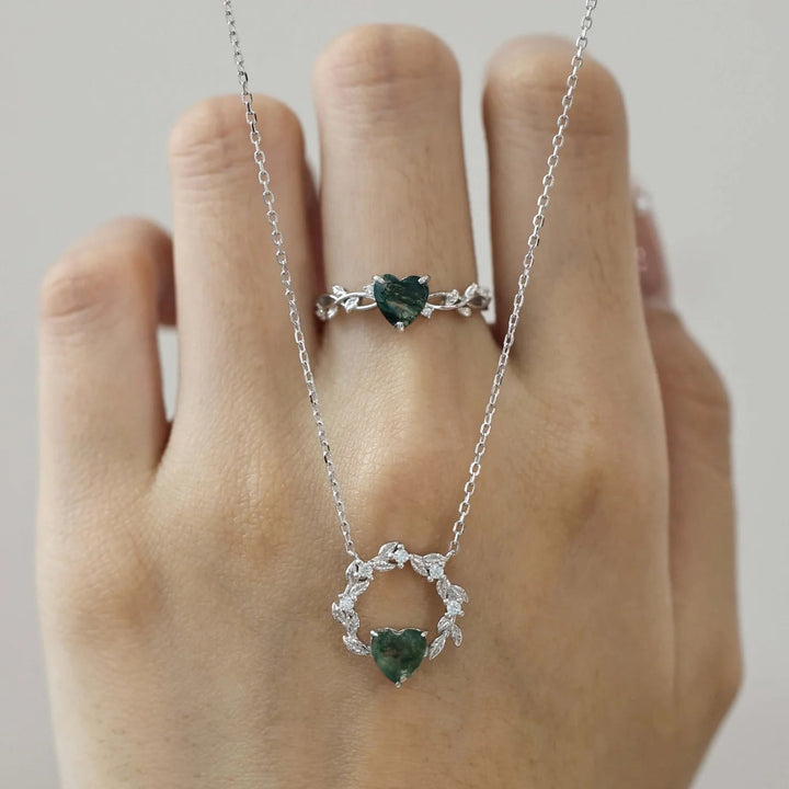 Pendientes, collar y anillo de ágata musgosa con corte de corazón de Olivenorma