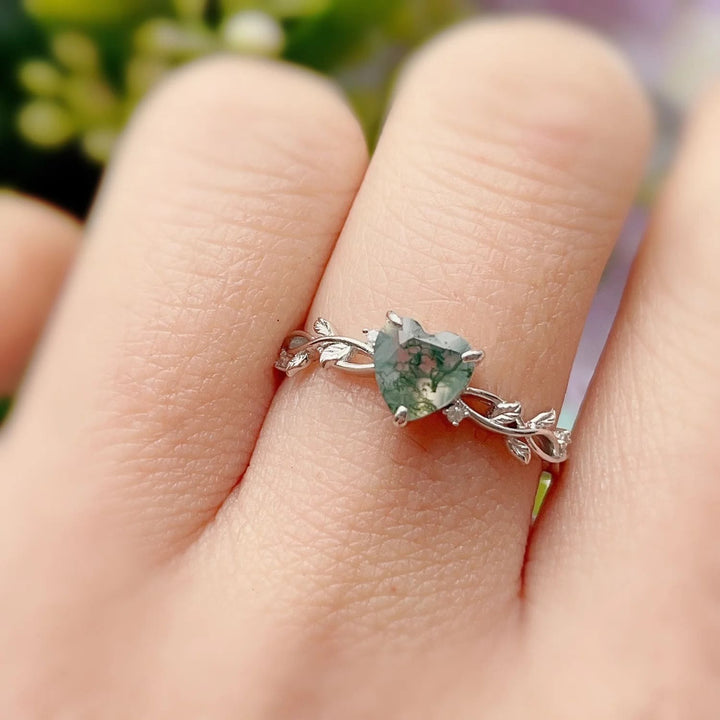 Pendientes, collar y anillo de ágata musgosa con corte de corazón de Olivenorma