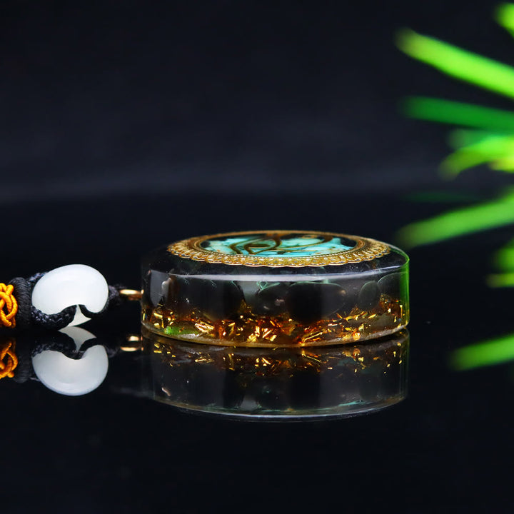Collar de orgón epoxi con grava turquesa y ónix negro de Olivenorma