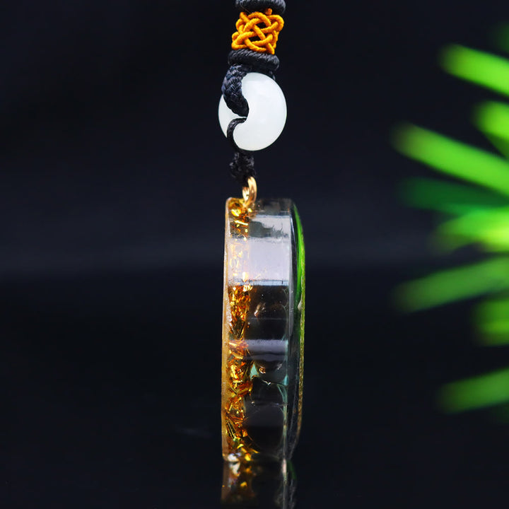 Collar de orgón epoxi con grava turquesa y ónix negro de Olivenorma