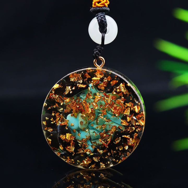 Collar de orgón epoxi con grava turquesa y ónix negro de Olivenorma