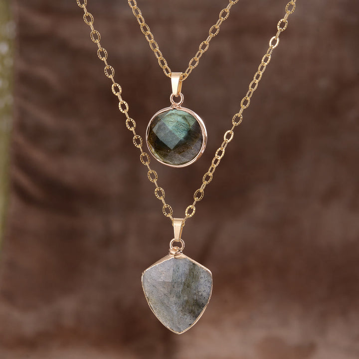 Collar con colgante de doble cadena de piedra natural Olivenorma