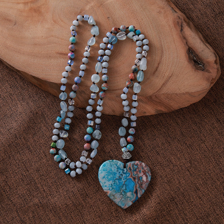 Collar con cuentas de aguamarina y colgante de piedra azul océano con forma de corazón de Olivenorma