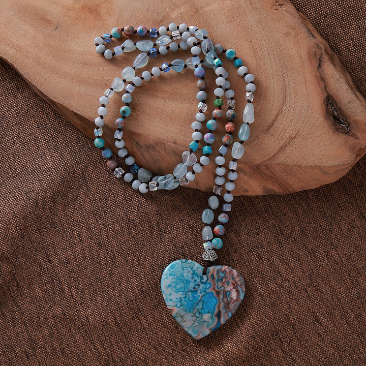 Collar con cuentas de aguamarina y colgante de piedra azul océano con forma de corazón de Olivenorma
