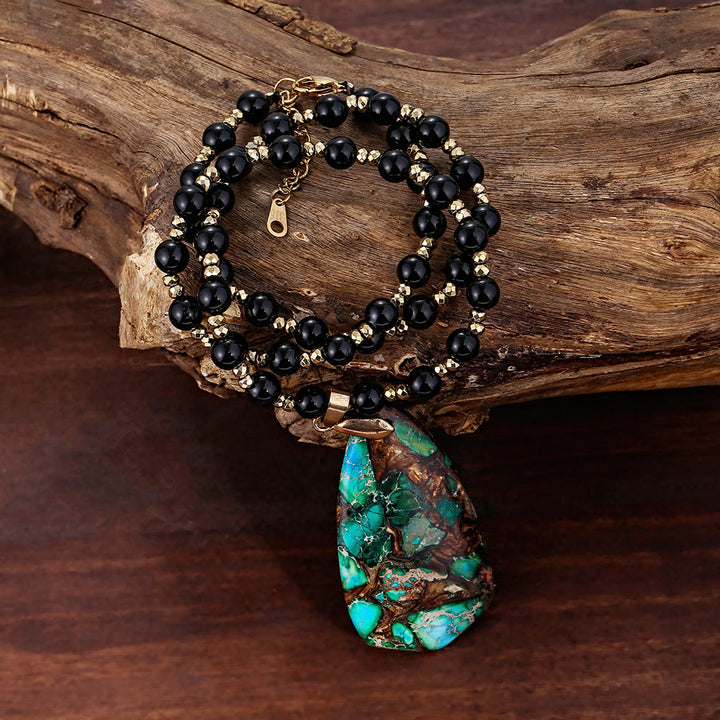 Collar con colgante de piedra emperador verde con cuentas de ónix negro de Olivenorma
