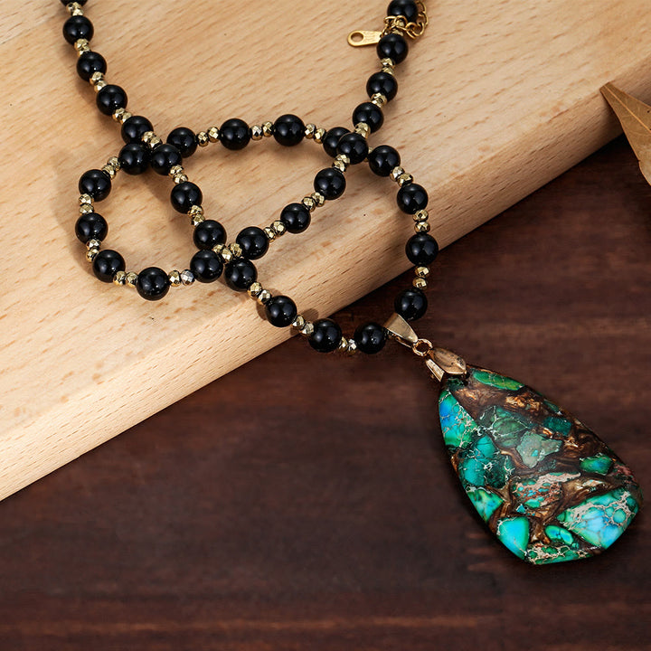 Collar con colgante de piedra emperador verde con cuentas de ónix negro de Olivenorma