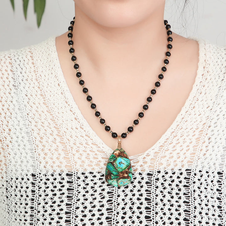 Collar con colgante de piedra emperador verde con cuentas de ónix negro de Olivenorma