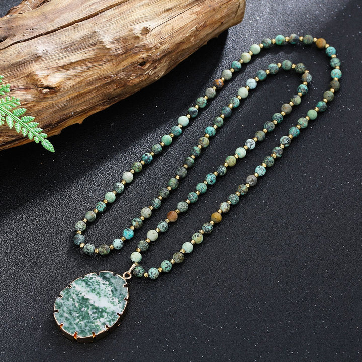 Collar con colgante de ágata musgosa con cuentas de turquesa africana de Olivenorma