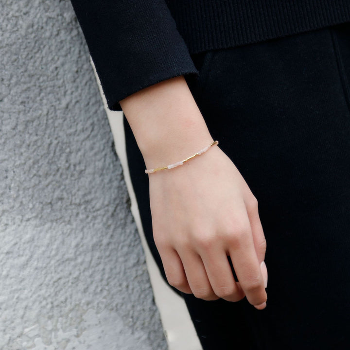 Pulsera con hebilla de metal tallada en cubo de piedra natural Olivenorma
