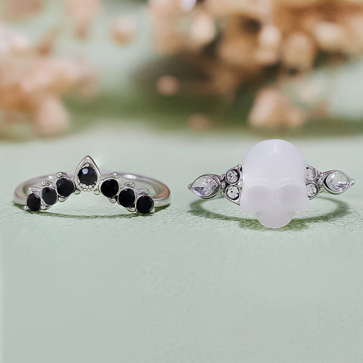 Conjunto de anillos con corona de moissanita y calavera de resina gótica de Olivenorma