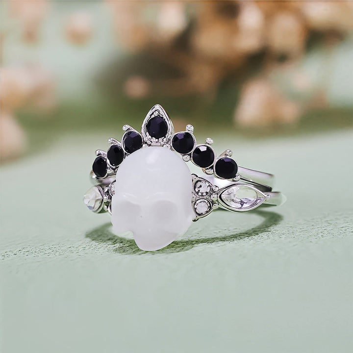Conjunto de anillos con corona de moissanita y calavera de resina gótica de Olivenorma