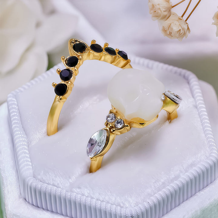Conjunto de anillos con corona de moissanita y calavera de resina gótica de Olivenorma
