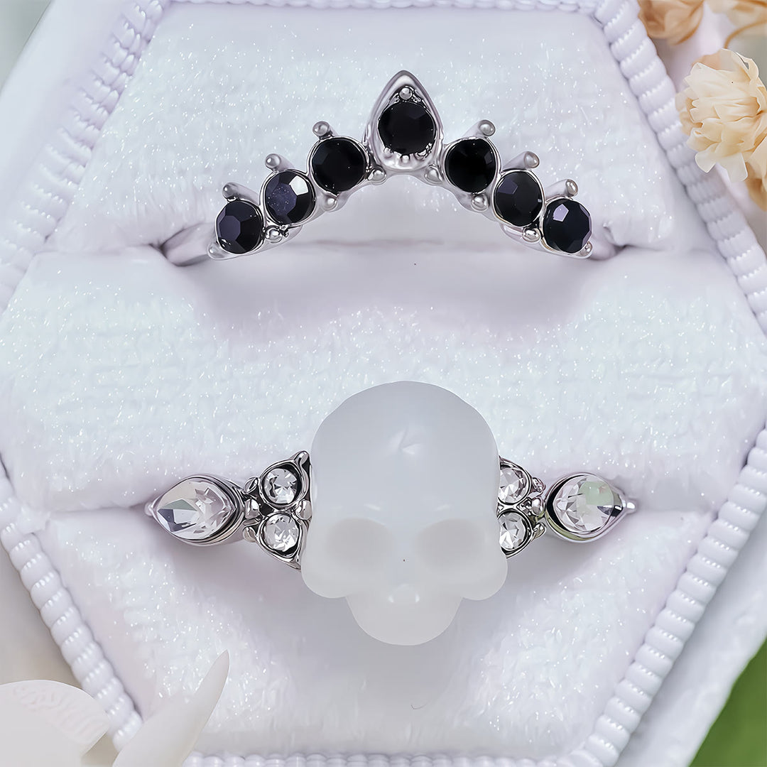 Conjunto de anillos con corona de moissanita y calavera de resina gótica de Olivenorma
