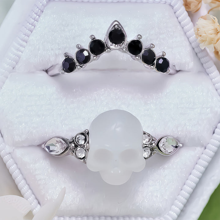 Conjunto de anillos con corona de moissanita y calavera de resina gótica de Olivenorma