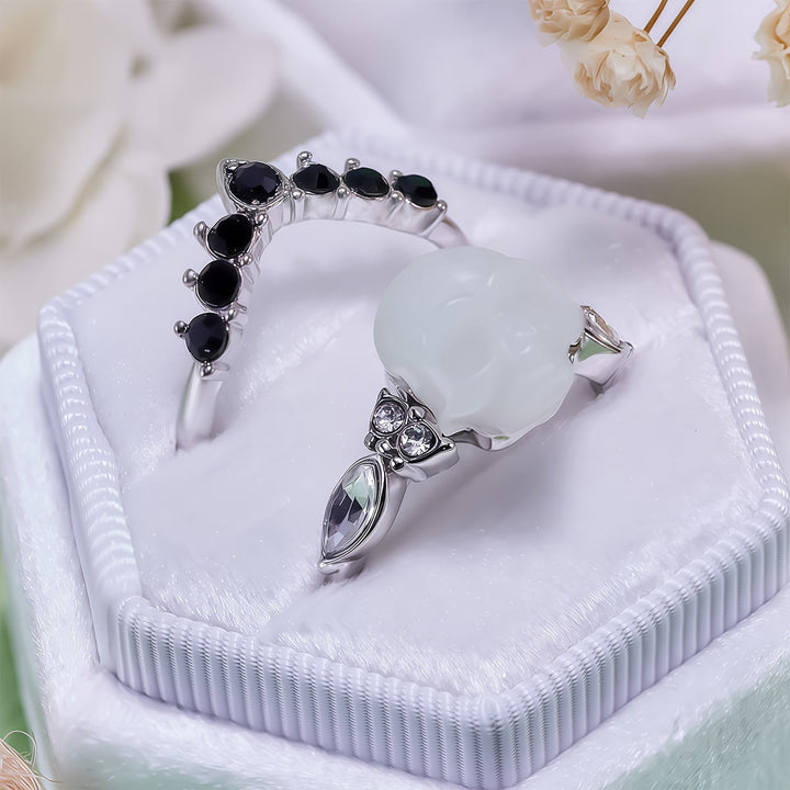 Conjunto de anillos con corona de moissanita y calavera de resina gótica de Olivenorma