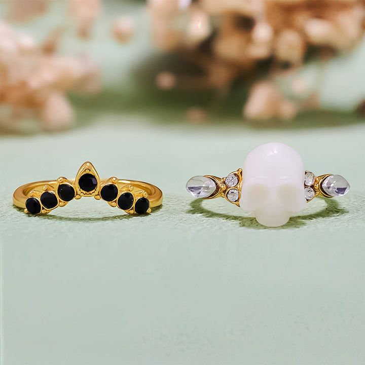 Conjunto de anillos con corona de moissanita y calavera de resina gótica de Olivenorma