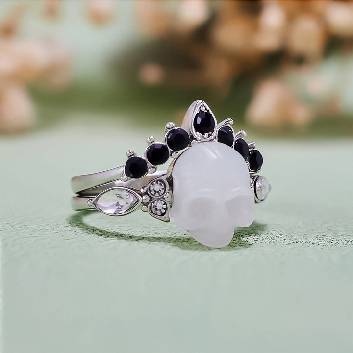 Conjunto de anillos con corona de moissanita y calavera de resina gótica de Olivenorma