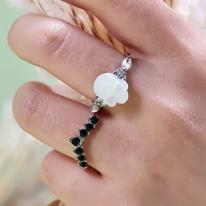 Conjunto de anillos con corona de moissanita y calavera de resina gótica de Olivenorma