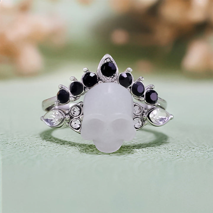 Conjunto de anillos con corona de moissanita y calavera de resina gótica de Olivenorma