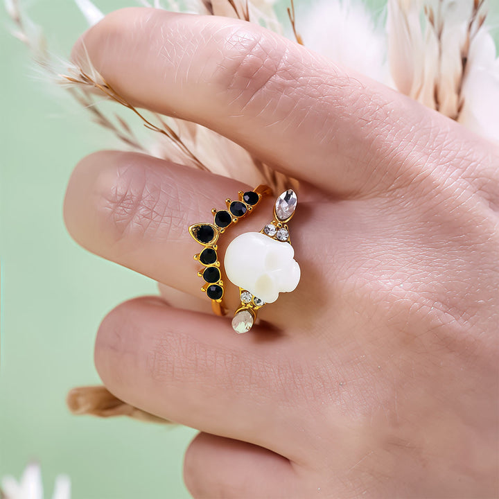 Conjunto de anillos con corona de moissanita y calavera de resina gótica de Olivenorma