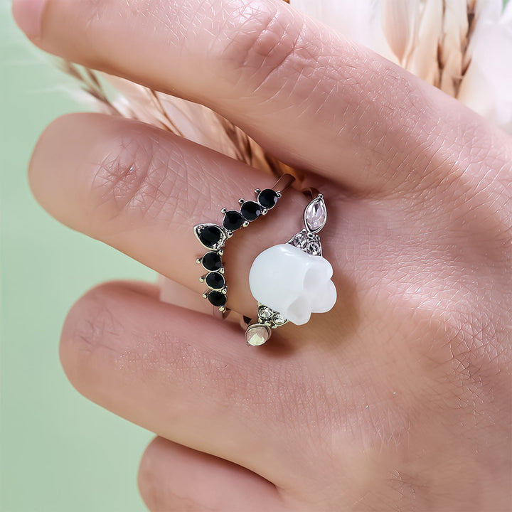 Conjunto de anillos con corona de moissanita y calavera de resina gótica de Olivenorma