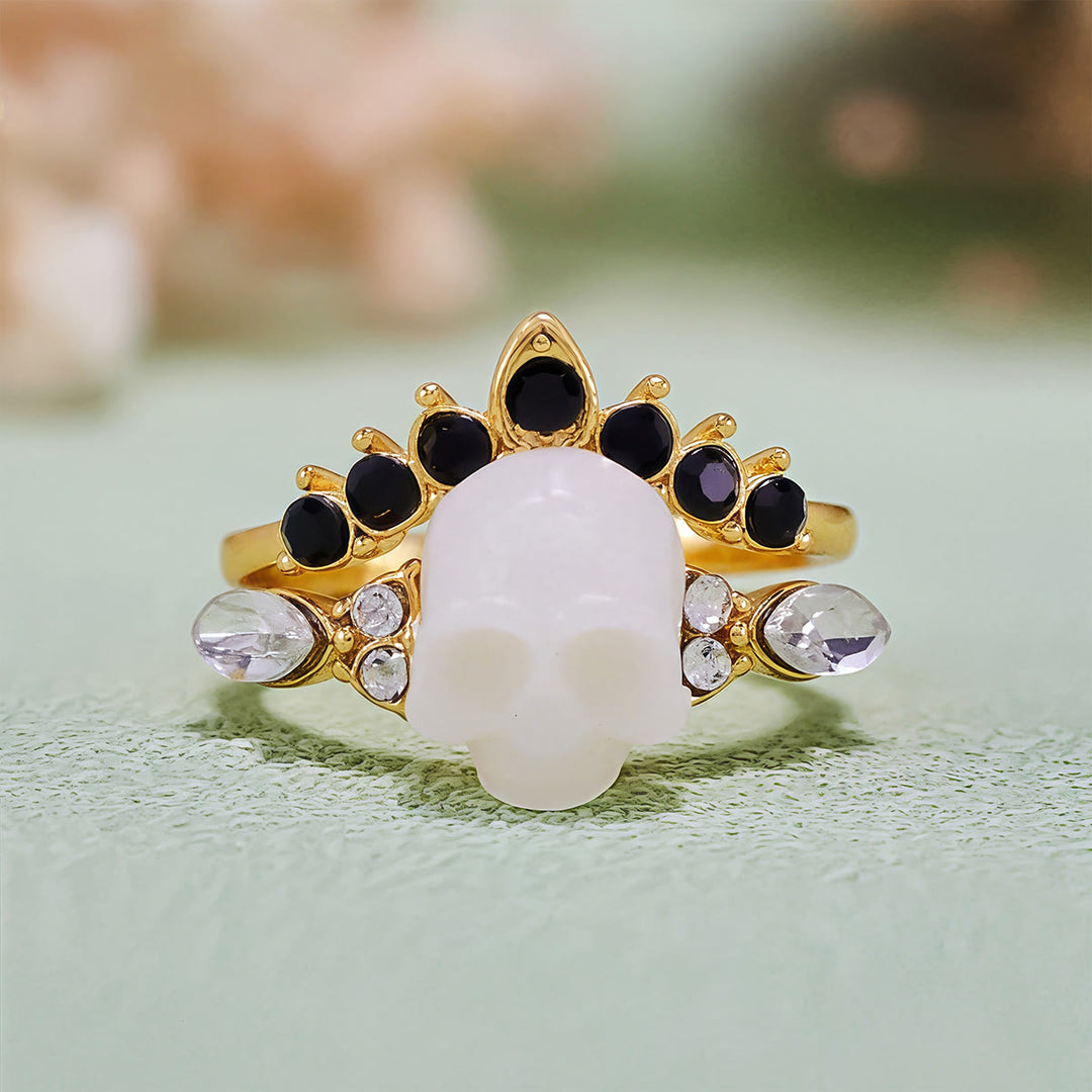 Conjunto de anillos con corona de moissanita y calavera de resina gótica de Olivenorma