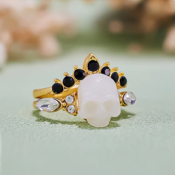 Conjunto de anillos con corona de moissanita y calavera de resina gótica de Olivenorma