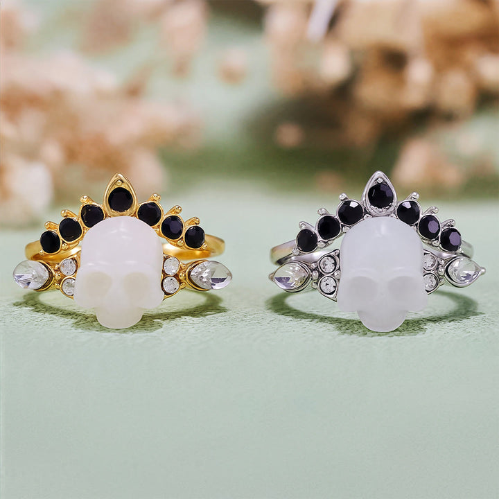 Conjunto de anillos con corona de moissanita y calavera de resina gótica de Olivenorma