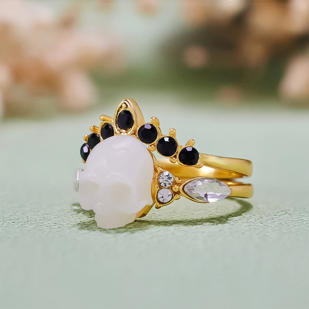 Conjunto de anillos con corona de moissanita y calavera de resina gótica de Olivenorma