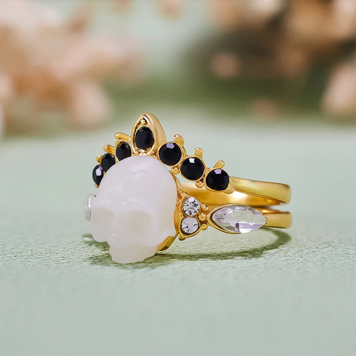 Conjunto de anillos con corona de moissanita y calavera de resina gótica de Olivenorma